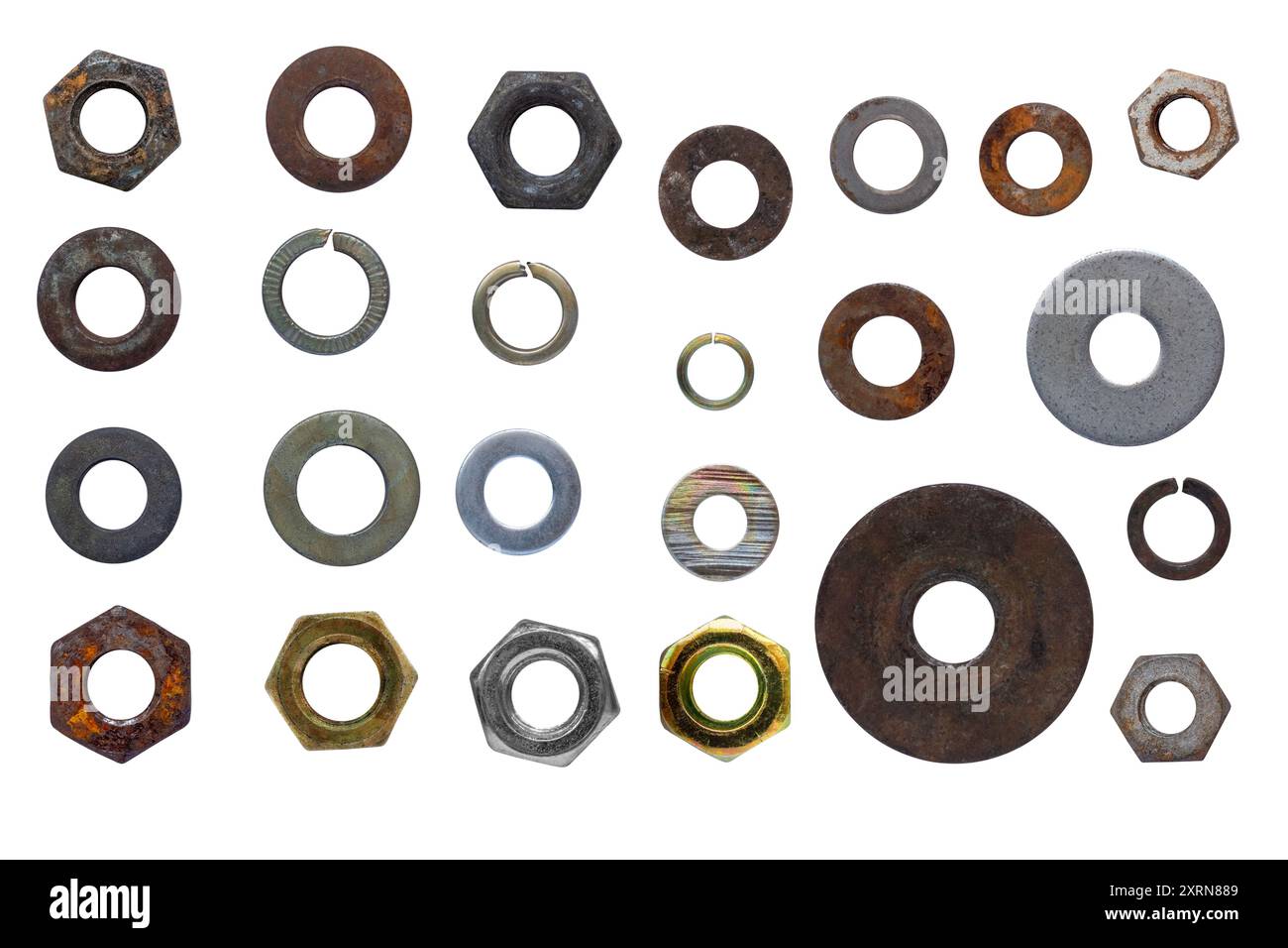 Collection de diverses noix et rondelles usagées mettant en valeur leur rouille, rayures et formes uniques isolées sur un fond transparent. Banque D'Images