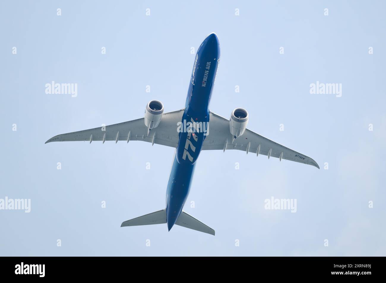 Duvall, WA, États-Unis - 9 août 2024 ; dessous de Boeing 779X Wide Boeing N779XW isolé avec le logo Korean Air Banque D'Images