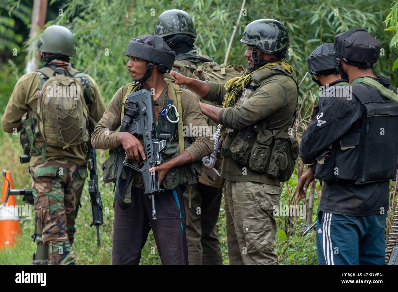 Anantnag, Inde. 11 août 2024. Des soldats de l'armée indienne sont vus en alerte sur le site d'une fusillade qui est entrée le deuxième jour dans le village d'Ahlan de la forêt de Kokernag dans le district d'Anantnag au sud du Cachemire. Deux soldats de l'armée indienne et un civil ont été tués au combat au cours d'une violente bataille avec des militants présumés, ont déclaré des responsables de la police aux journalistes. (Photo de Faisal Bashir/SOPA images/Sipa USA) crédit : Sipa US/Alamy Live News Banque D'Images