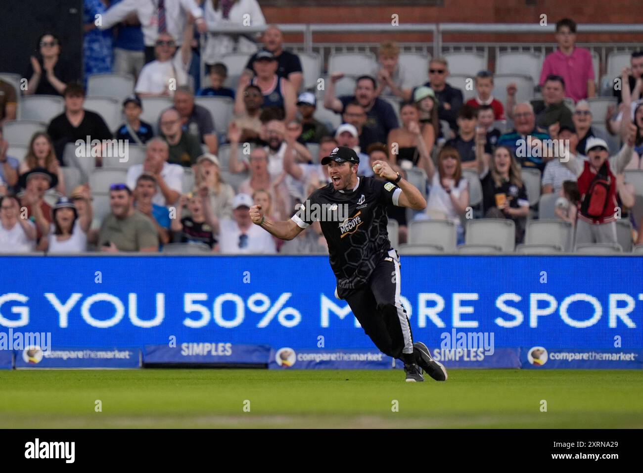 Manchester, Royaume-Uni. 11 août 2024 ; Old Trafford Cricket Ground, Manchester, Angleterre ; The Hundred Mens Cricket, Manchester Originals versus Northern Superchargers ; Jamie Overton de Manchester Originals célèbre après avoir attrapé Harry Brook de Northern Superchargers dans The Deep Credit : action plus Sports images/Alamy Live News Banque D'Images