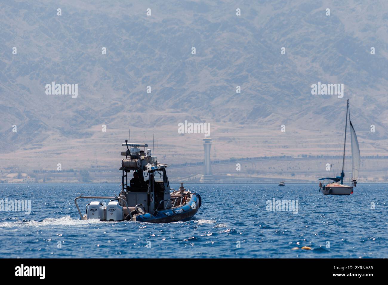Bateau de la police israélienne patrouillant dans les eaux du golfe d'Eilat dans la mer Rouge Banque D'Images
