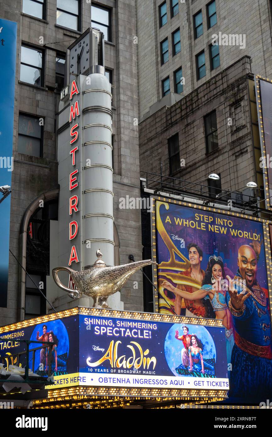 Le New Amsterdam Theatre on W. 42nd à Times Square présente une lampe géante de génie sur son chapiteau, 2024, New York City, États-Unis Banque D'Images