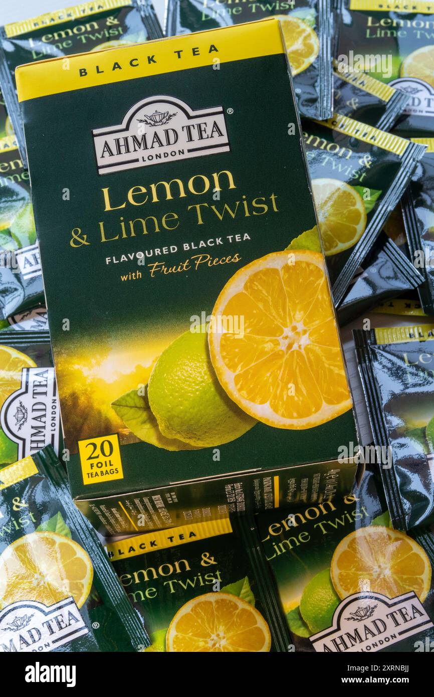 Boîte et sachets individuels de thé Ahmad, citron vert, thé TwistFlavtured Banque D'Images