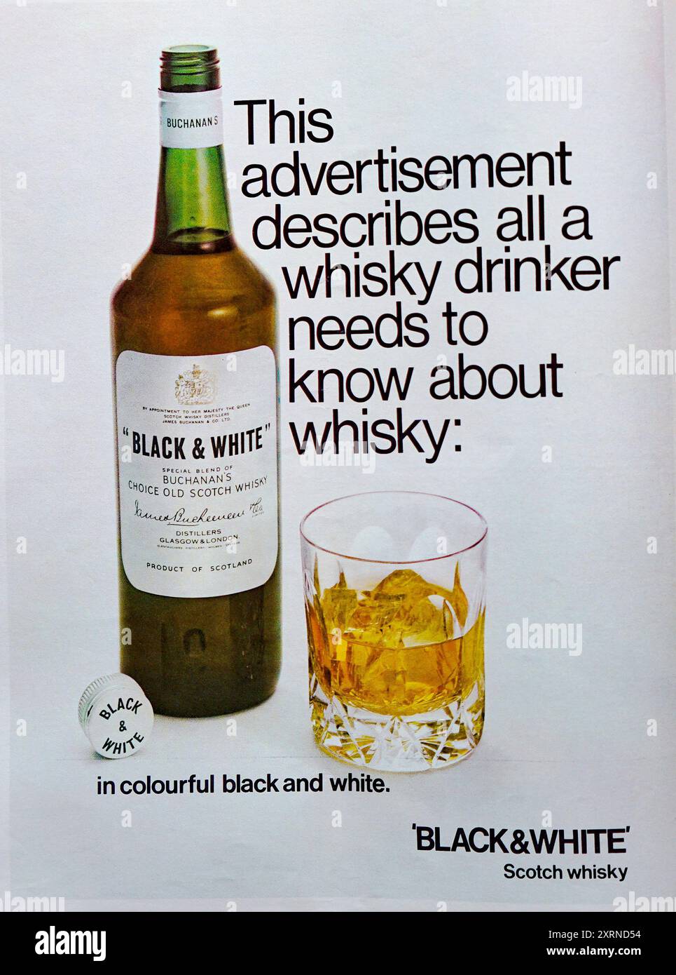 Une publicité vintage de 1970 pour Black & White Scotch Whisky. Banque D'Images