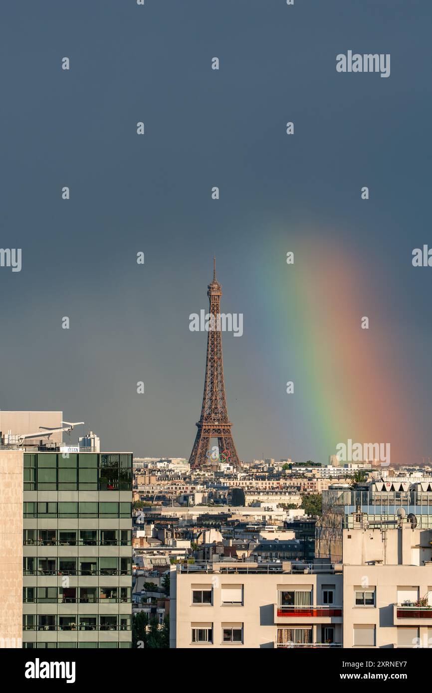 Paris, France - 9 août 2024 : Arc-en-ciel sur la tour Eiffel avec la déco des anneaux olympiques après la tempête Banque D'Images