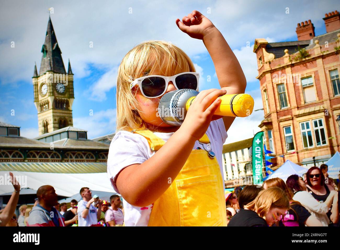 Une enfant chantant et dansant dans une foule alors qu'elle aime les spectacles. Crédit : James Hind/Alamy. Banque D'Images