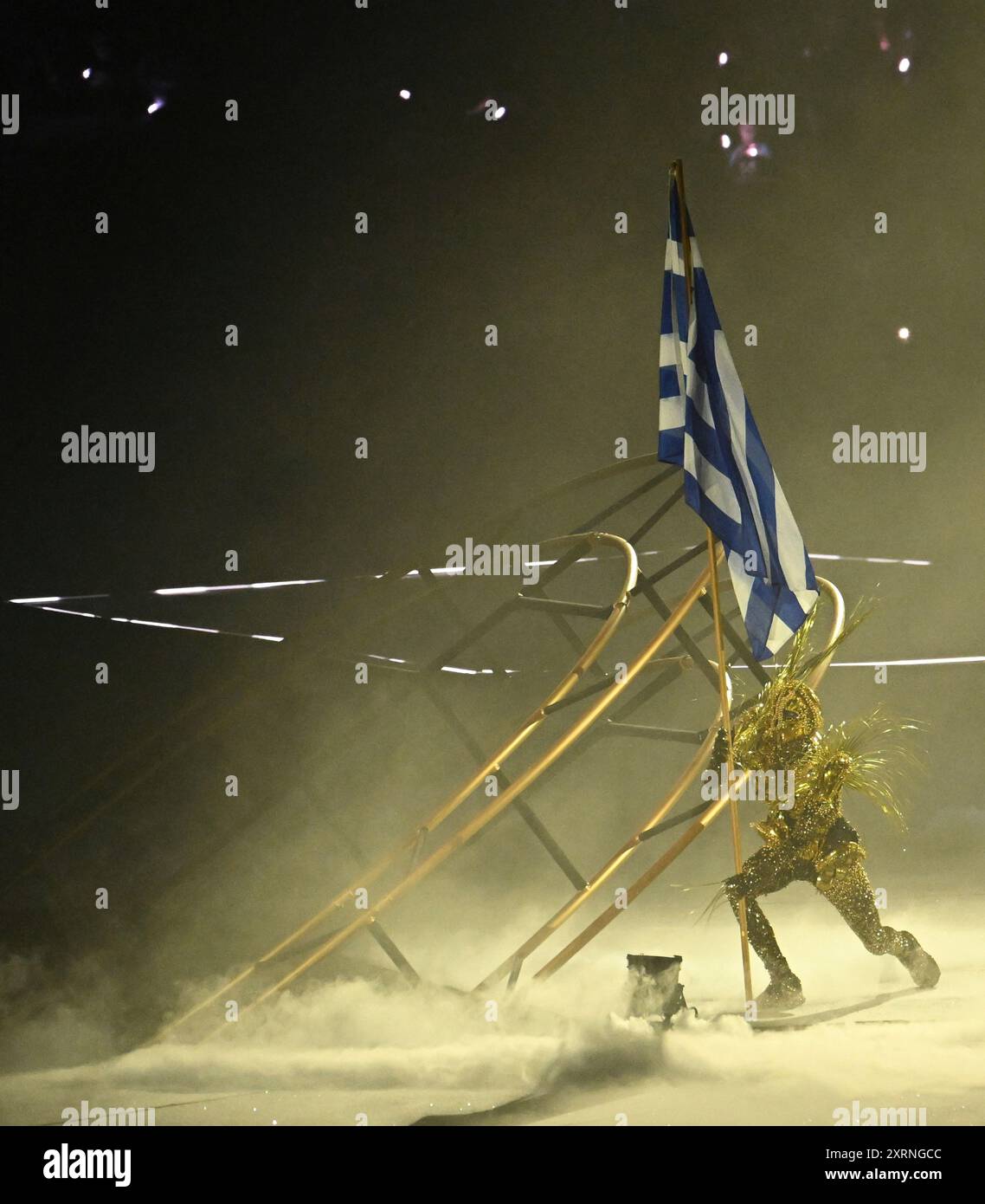 A Golden Voyager bears a Greek nationl flag during the Closing Ceremony at Stade de France in Saint-Denis, France on August 11, 2024. The 2028 Summer Olympics, will be hosted by the city of Los Angeles, and the LA28 is scheduled to take place from July 14–30, 2028, in the United States. ( The Yomiuri Shimbun via AP Images ) Banque D'Images