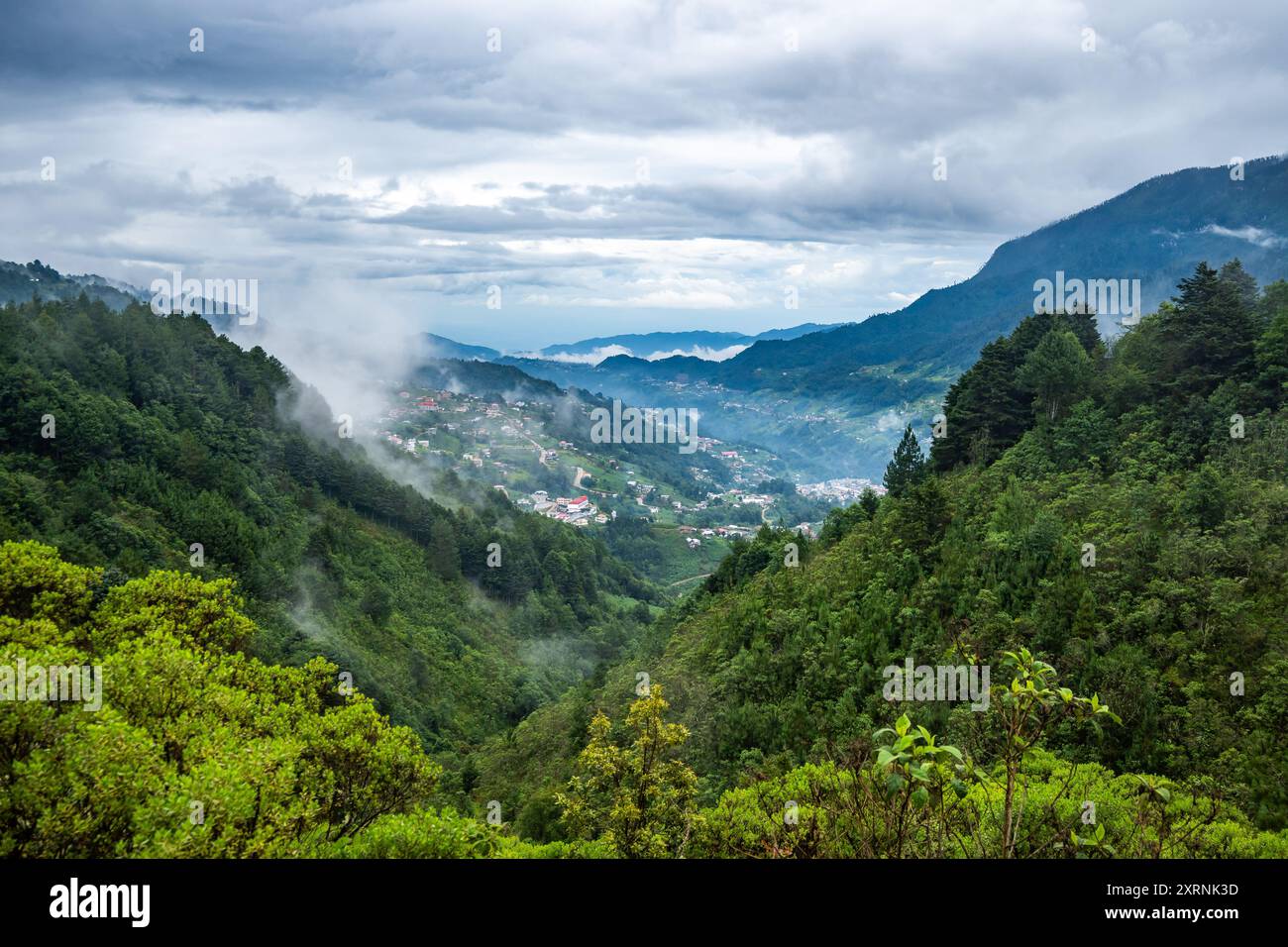 Todos Santos Cuchumatan, une petite ville traditionnelle nichée dans les montagnes. Huehuetenango, Guatemala. Banque D'Images