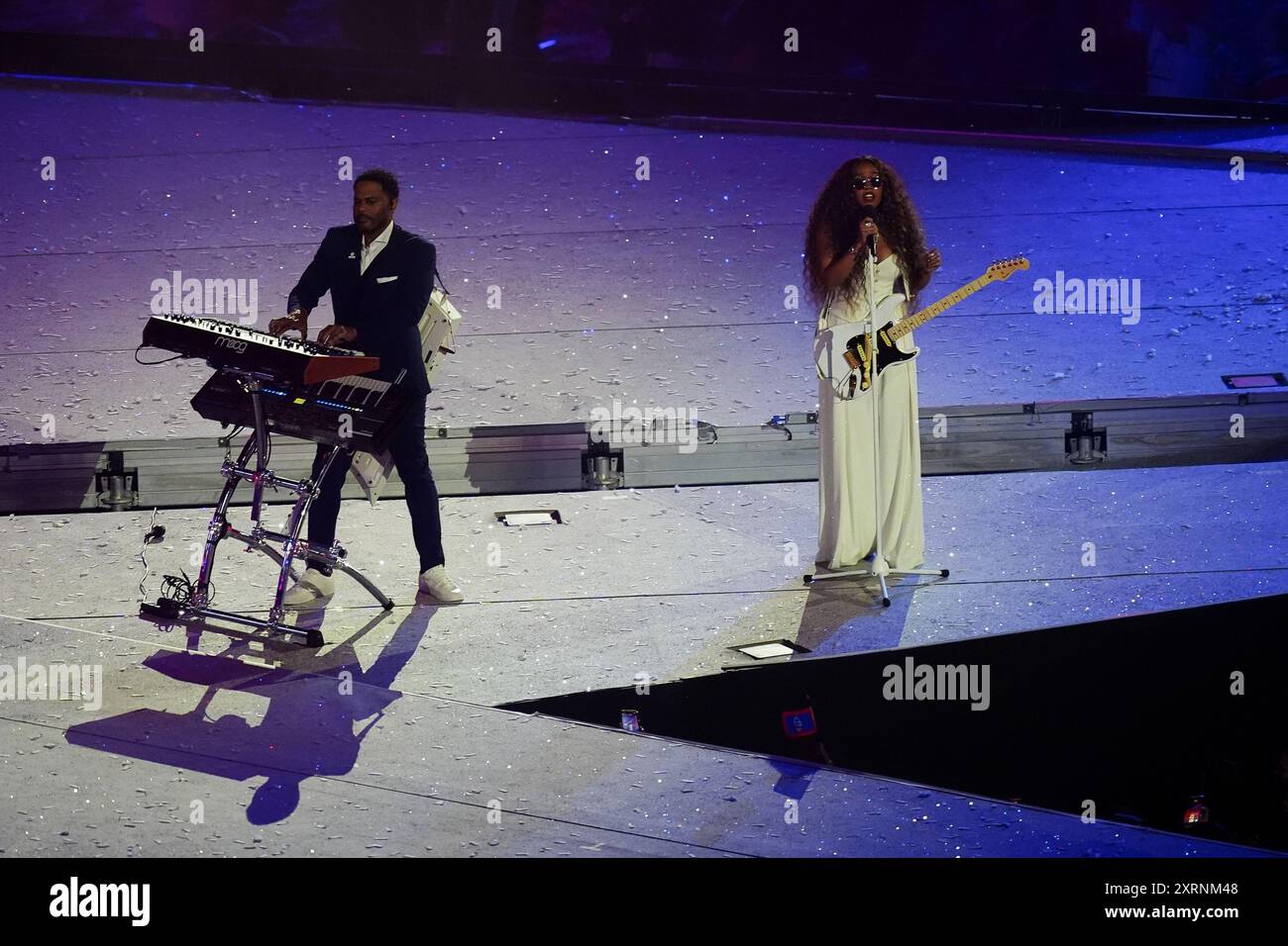 L'hymne national des États-Unis est interprété par H.E.R. lors de la cérémonie de clôture des Jeux Olympiques de Paris 2024 , au stade de France, Paris. Date de la photo : dimanche 11 août 2024. Banque D'Images