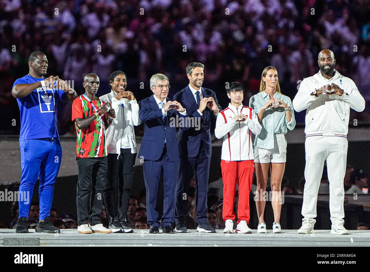 Paris, France. 11 août 2024. PARIS, FRANCE - 11 AOÛT : Thomas Bach, président en chef du CIO, Tony Estanguet aux côtés de Sun Yingsha de Chine, Eliud Kipchoge du Kenya, Emma McKeon d'Australie, Teddy Riner de France, Cindy Ngamba du Cameroun, Mijain Lopez, de Cuba, debout épaule contre épaule en train de faire un signe de cœur lors de la cérémonie de clôture des Jeux Olympiques de Paris 2024 au stade de France le 11 août 2024 à Paris, France. (Photo de Joris Verwijst/Agence BSR) crédit : Agence BSR/Alamy Live News Banque D'Images