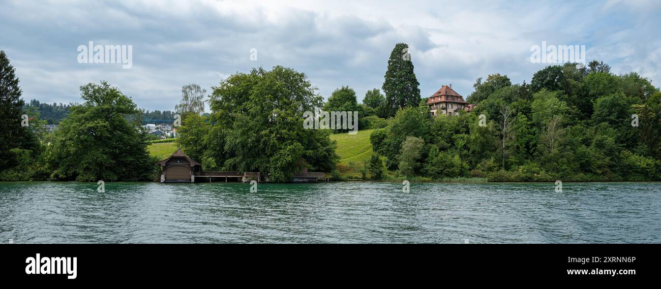 Halbinsel au est une péninsule pittoresque située sur les rives du lac de Zurich en Suisse. Banque D'Images