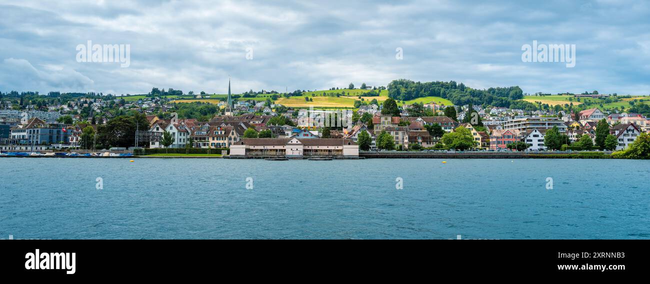 Wadenswil, Suisse - 1er juillet 2024 : vue panoramique de Wadenswil près du lac de Zurich Banque D'Images