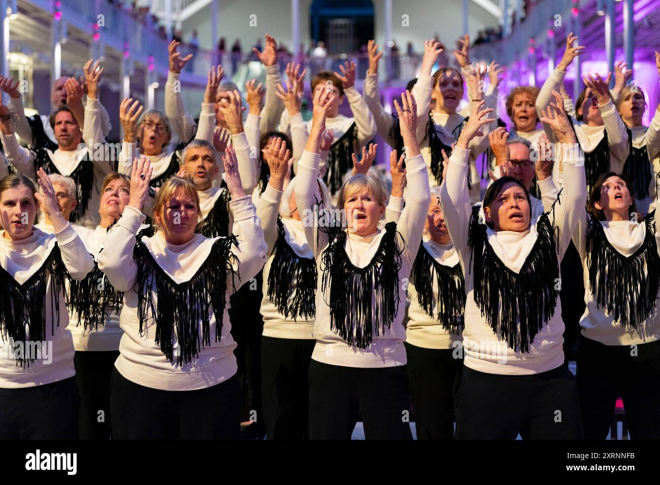 Édimbourg, Écosse, Royaume-Uni. 11 août 2024. Avant-première de la mise en scène immersive de l’opéra Oedipus Rex d’Igor Stravinsky par Scottish Opera dans le cadre unique du Musée national d’Écosse. Les membres du public se tiennent autour et au-dessus des artistes dans la grande salle. Iain Masterton/ Alamy Live News Banque D'Images