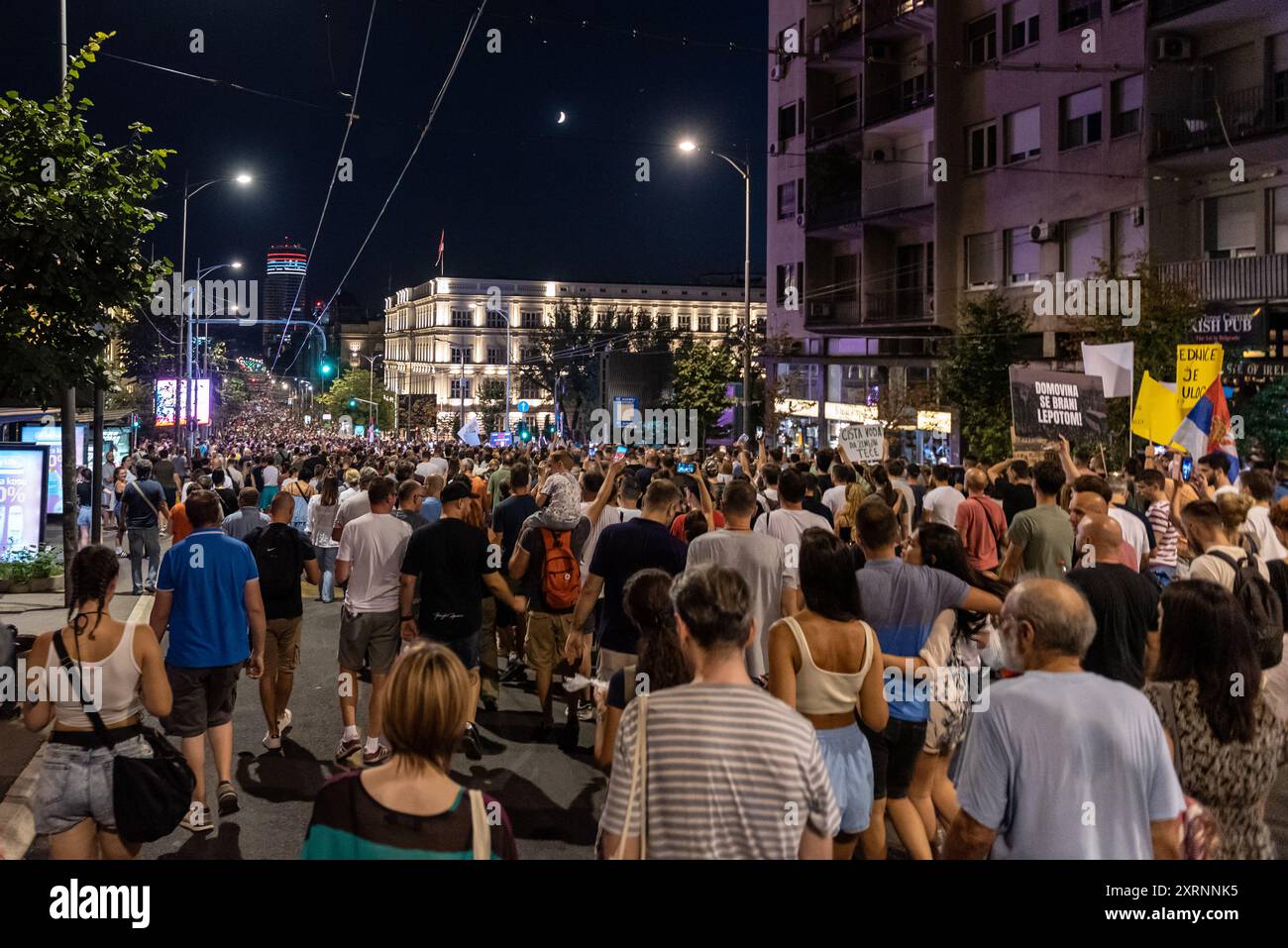 Belgrade, Serbie - 10 août. 2024 : des milliers de manifestants défilent dans la rue Kneza Milosa lors d'une manifestation citoyenne contre l'entreprise Rio Tinto et une lith Banque D'Images