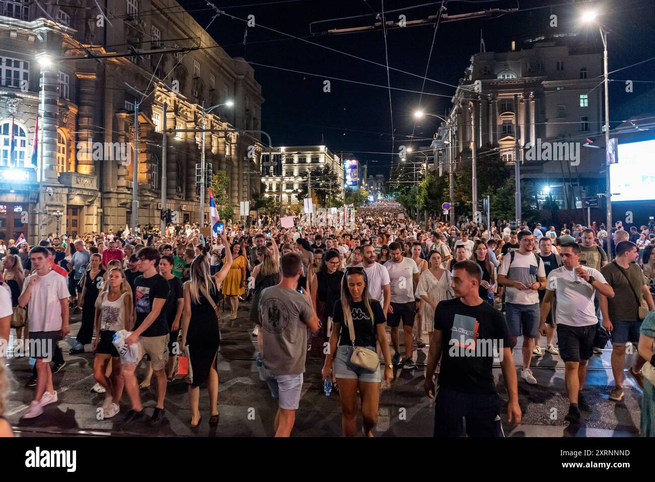 Belgrade, Serbie - 10 août. 2024 : des milliers de manifestants défilent dans la rue Kneza Milosa lors d'une manifestation citoyenne contre l'entreprise Rio Tinto et une lith Banque D'Images
