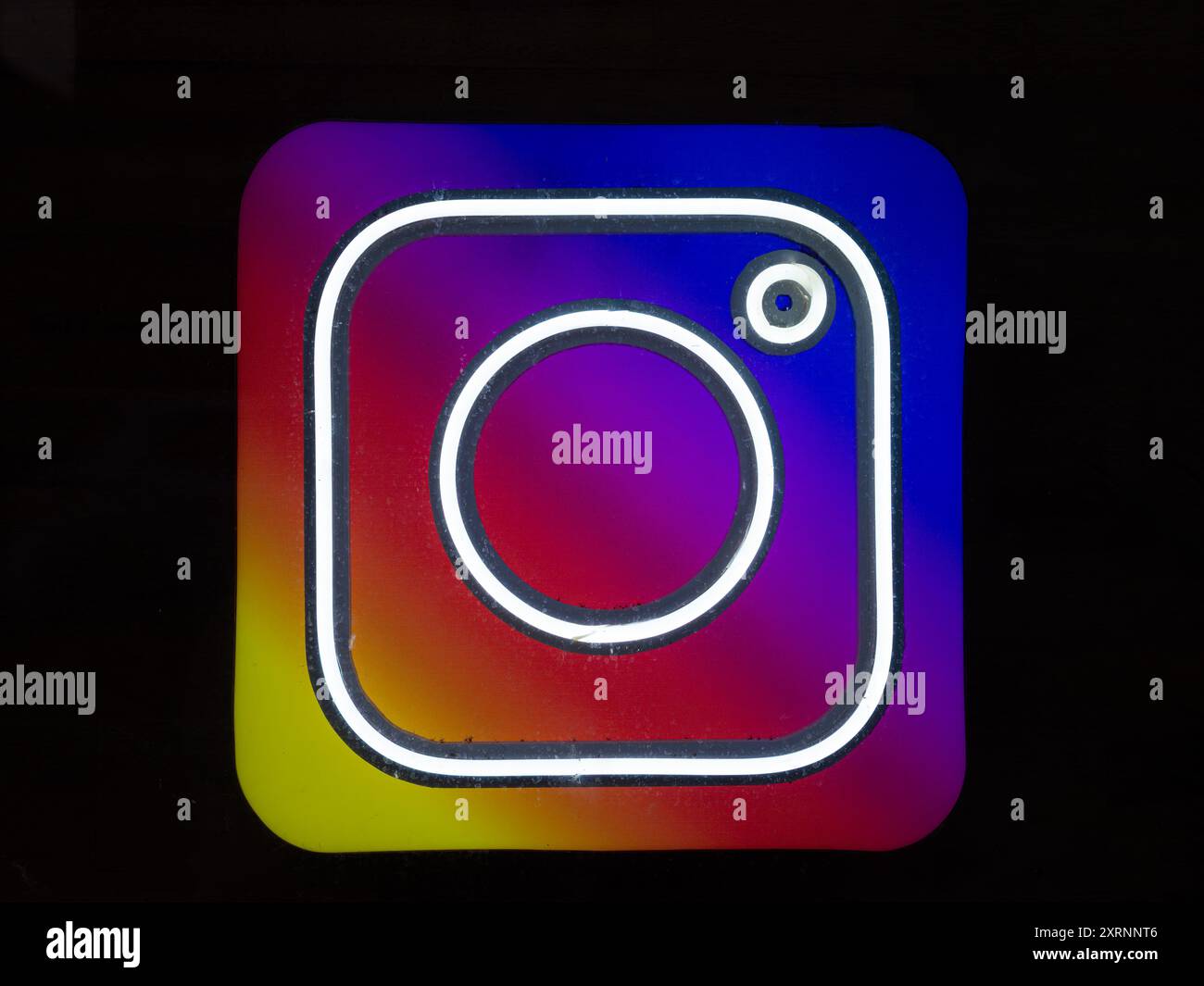 Montlucon, France - 18 juillet 2024 : logo Instagram avec icône de caméra sur fond noir foncé. Banque D'Images