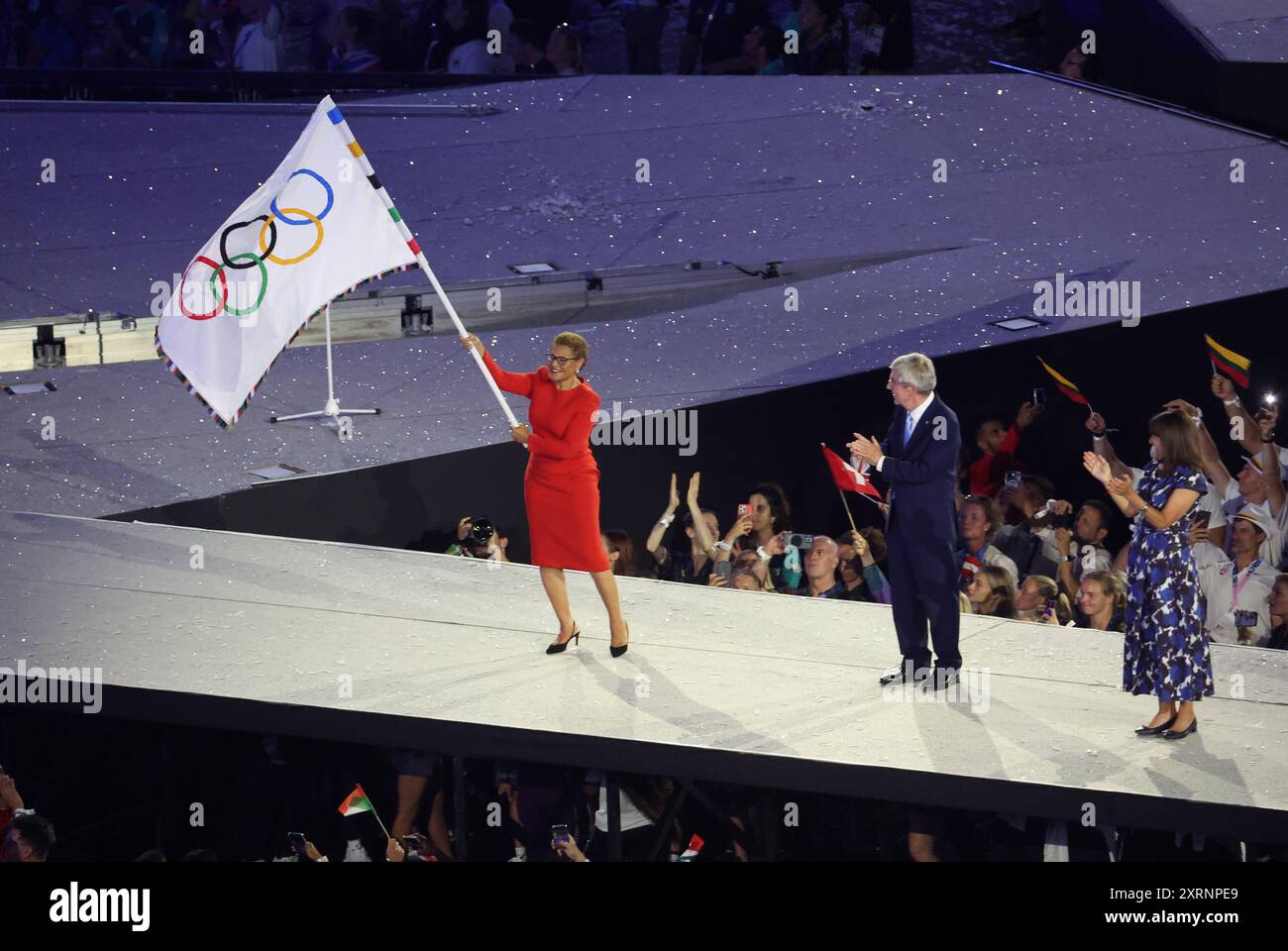 Paris, France. 11 août 2024. La maire de Los Angeles, Karen Bass, agite le drapeau olympique officiel après l’avoir reçu des mains du président du CIO Thomas Bach (C) et de la maire de Paris, Anne Hidalgo, lors de la cérémonie de clôture des Jeux olympiques d’été de Paris au stade de France à Paris, le dimanche 11 août 2024. Photo de Maya Vidon-White/UPI crédit : UPI/Alamy Live News Banque D'Images