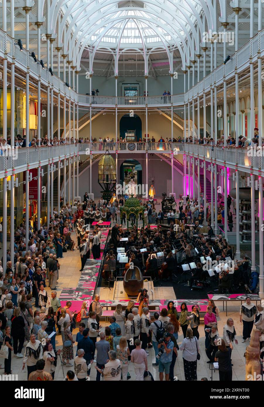 Édimbourg, Écosse, Royaume-Uni. 11 août 2024. Avant-première de la mise en scène immersive de l’opéra Oedipus Rex d’Igor Stravinsky par Scottish Opera dans le cadre unique du Musée national d’Écosse. Les membres du public se tiennent autour et au-dessus des artistes dans la grande salle. Iain Masterton/ Alamy Live News Banque D'Images