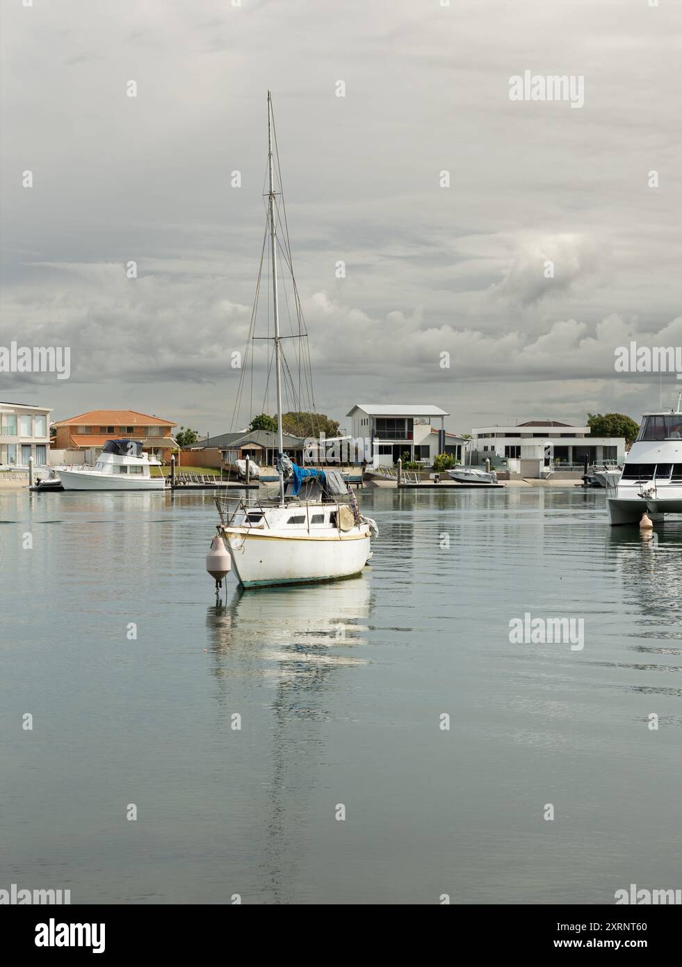Divers bateaux à leurs amarres dans les canaux de Paradise point sur la Gold Coast, Queensland, Australie. Banque D'Images