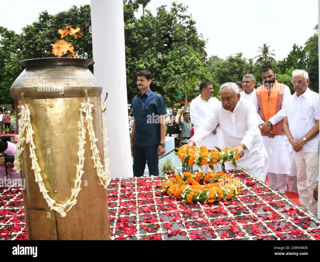 Patna, Inde. 11 août 2024. PATNA, INDE - 11 AOÛT : le ministre en chef du Bihar, Nitish Kumar, rend hommage à 'Amar Jyoti' lors de la cérémonie de Shaheed Diwas près de Bihar Vidhan Mandal le 11 août 2024 à Patna, en Inde. (Photo de Santosh Kumar/Hindustan Times/Sipa USA ) crédit : Sipa USA/Alamy Live News Banque D'Images