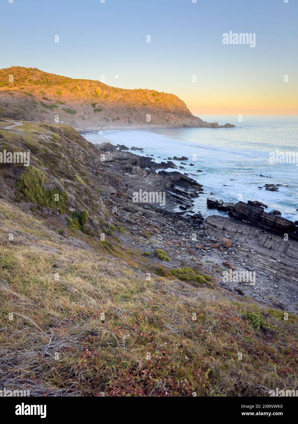 Levez la lune au-dessus de Rosetta Head ou du Bluff dans Victor Harbor sur la péninsule de Fleurieu en Australie méridionale Banque D'Images