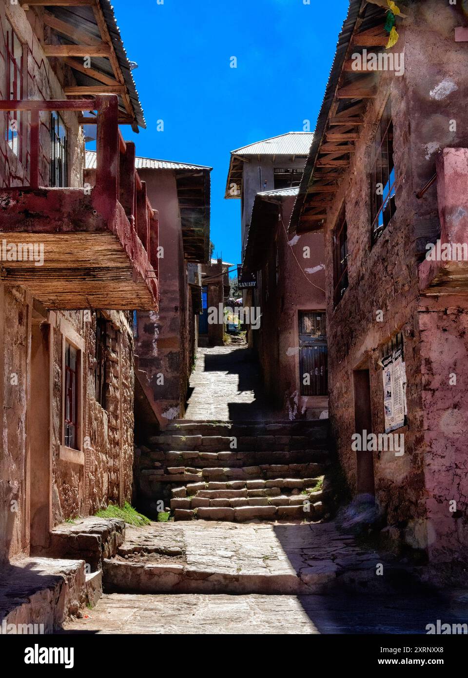 Marcher dans les rues étroites autour de la Plaza Mayor sur l'île de taquile qui est situé sur le lac Titicaca au Pérou Banque D'Images