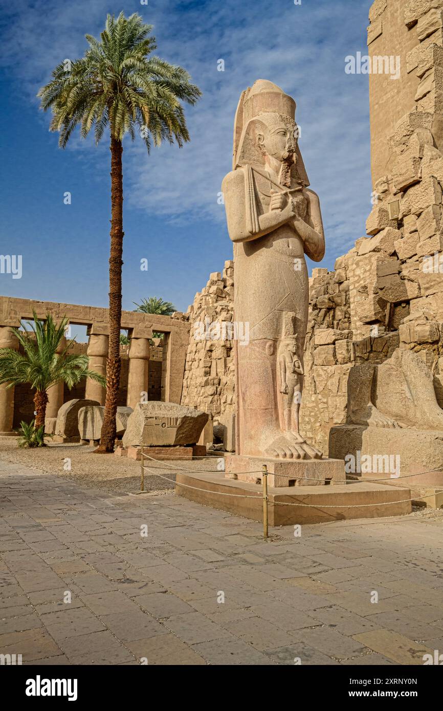 Statue colossale de Ramsès II près de la porte du deuxième pylône au temple de Karnak Banque D'Images