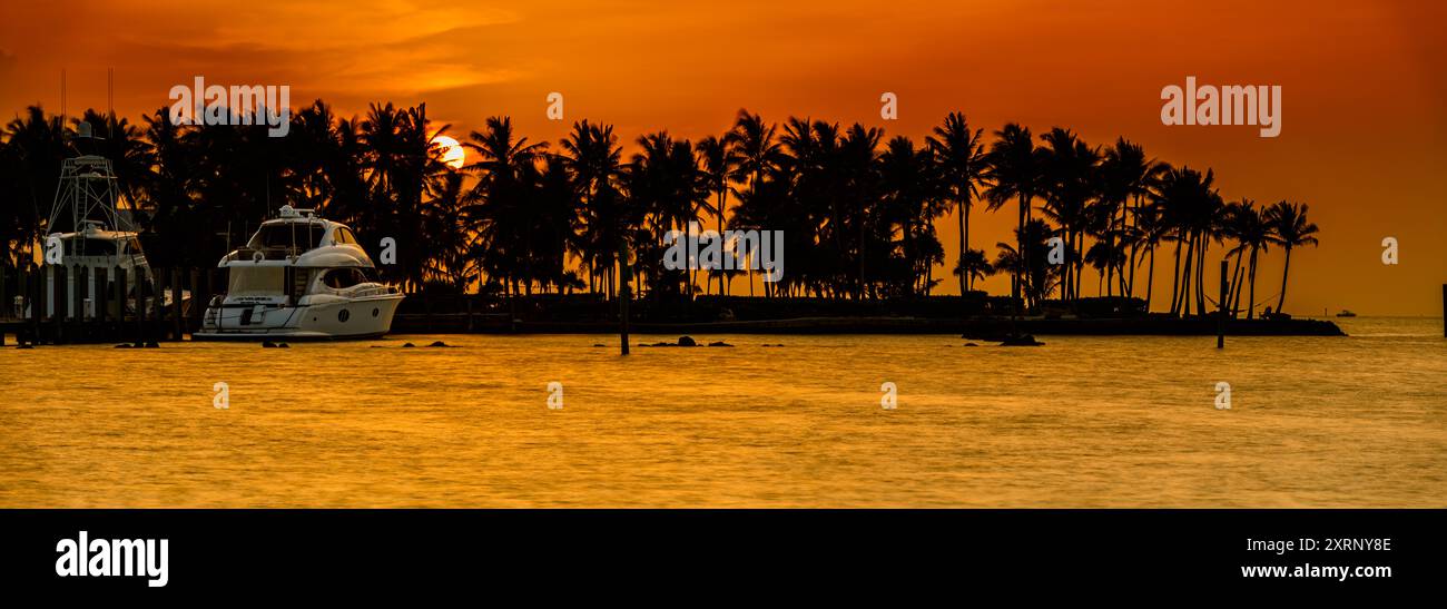 Bateaux ancrés au coucher du soleil dans la baie au large de Palm Island à Marathon Key, Floride Banque D'Images