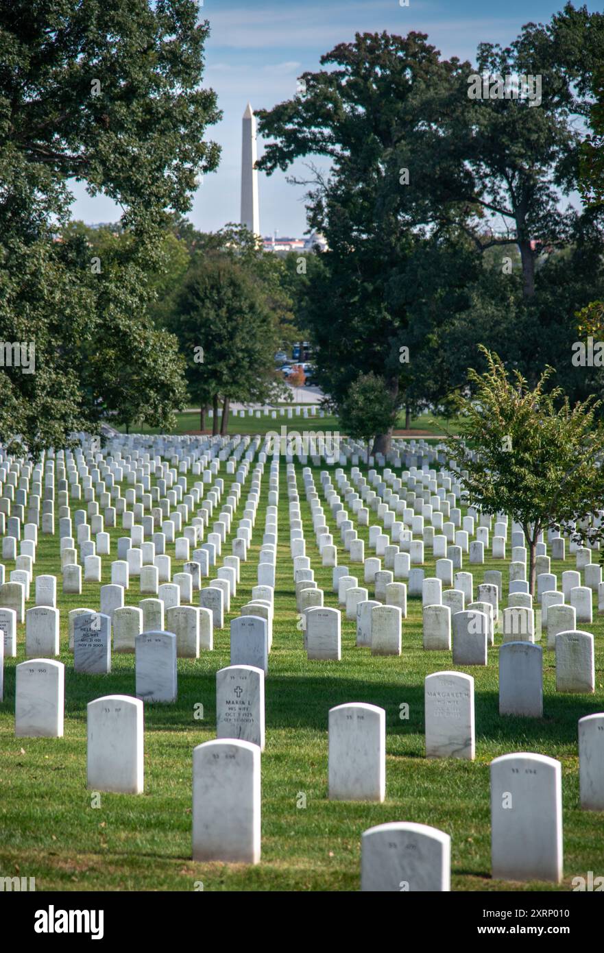 Tombes militaires au cimetière d'Arlington près de Washington DC avec le Washington Monument au loin Banque D'Images