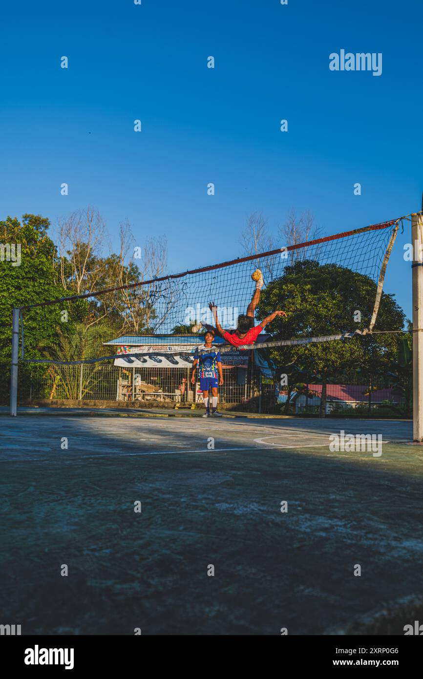 Balikpapan, Indonésie - 1er août 2024. Le Sepak Takraw est un sport traditionnel de l'Asie du Sud-est, originaire de Chine. Banque D'Images