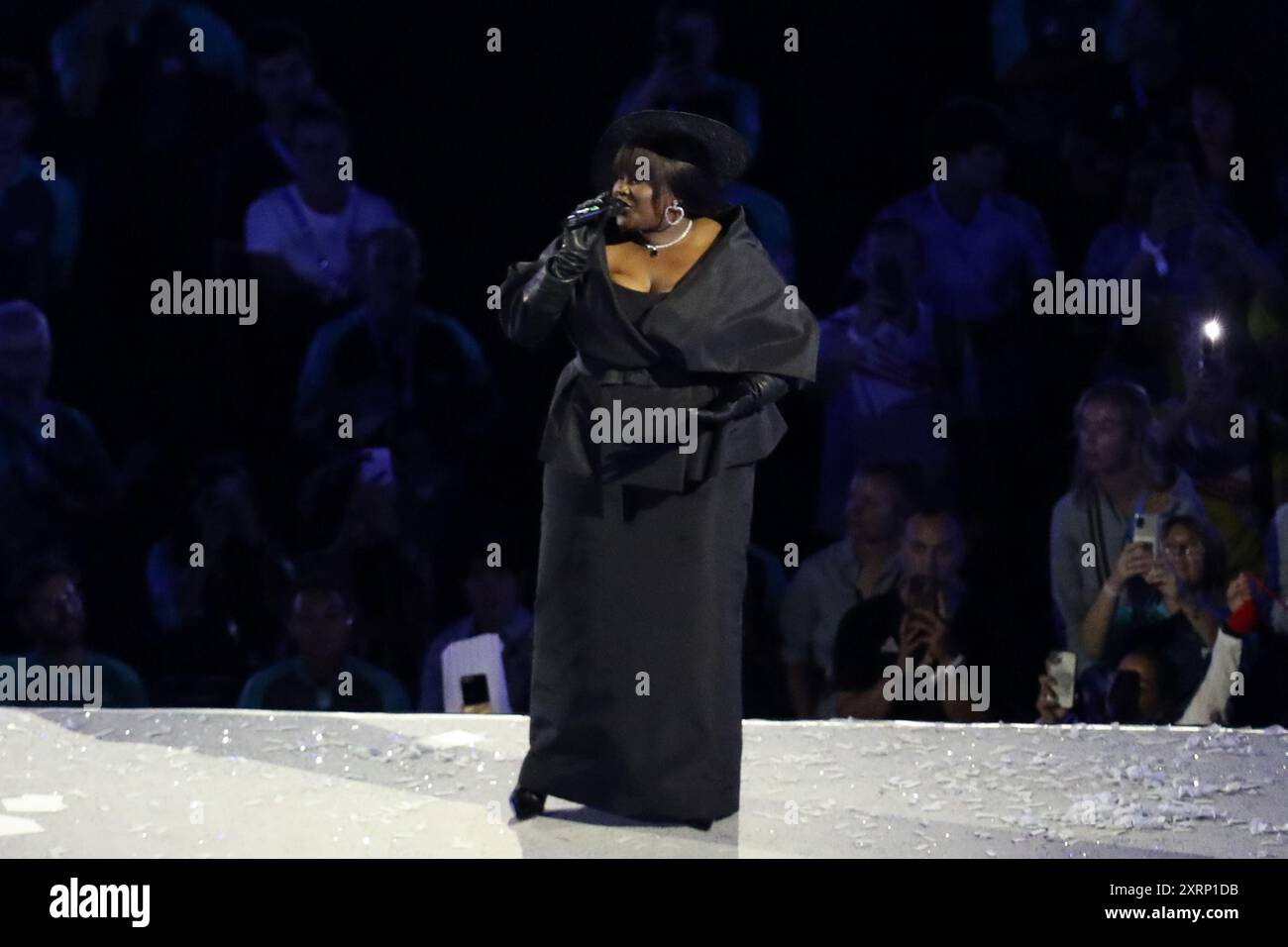 12 août 2024, Paris, Ile-de-France, France : la chanteuse française YSEULT interprète ''My Way'' à l'issue de la cérémonie de clôture olympique des Jeux Olympiques de Paris 2024 au stade de France (crédit image : © Mickael Chavet/ZUMA Press Wire) USAGE ÉDITORIAL SEULEMENT! Non destiné à UN USAGE commercial ! Banque D'Images