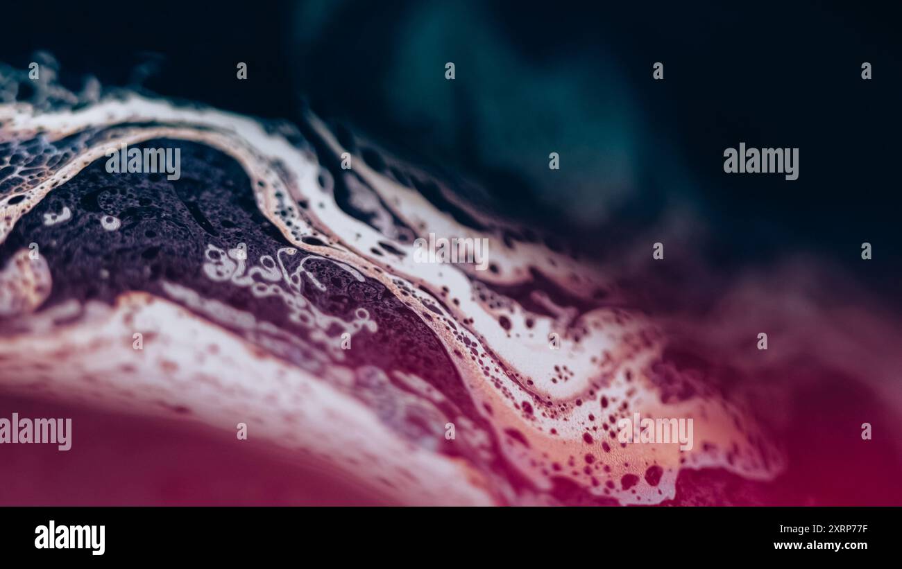 Peinture à bulles. Liquide acide. Flou défocalisé d'émulsion d'huile de couleur bleu rose fuite flaque slick sur fond d'art abstrait d'évasement de lumière noire sombre. Banque D'Images