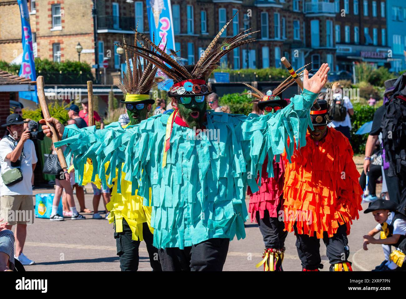 Broadstairs, Royaume-Uni. 11 août 2024. Motley Morris se produit à Broadstairs. Broadstairs Folk week est un festival organisé de manière indépendante. Il a commencé en 1965 pour célébrer la danse folklorique anglaise. Au fil des ans, concerts, ateliers et défilés se sont ajoutés au programme. (Photo de Krisztian Elek/SOPA images/SIPA USA) crédit : SIPA USA/Alamy Live News Banque D'Images