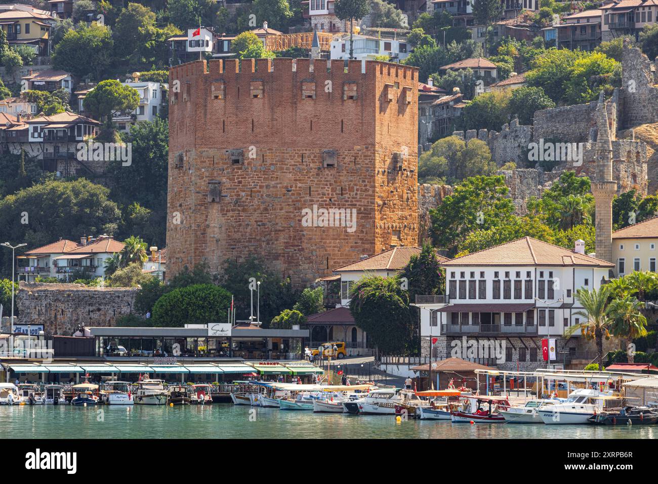 Der Rote Turm von Alanya Türkei Beim Roten Turm von Alanya handelt es sich um ein Wahrzeichen der türkischen Stadt, der zugleich auch touristische Sehenswürdigkeit ist. Er wurde im 13. Jahrhundert erbaut und sollte den Hafen und die Werft von Alanya vor Angriffen von der Meeresseite aus schützen. Alanya Antalya Türkei *** la Tour Rouge d'Alanya Turquie la Tour Rouge d'Alanya est un point de repère de la ville turque, qui est également une attraction touristique, il a été construit au 13ème siècle et était destiné à protéger le port et le chantier naval d'Alanya contre les attaques de la mer Alanya Antalya Turquie 2024 Banque D'Images