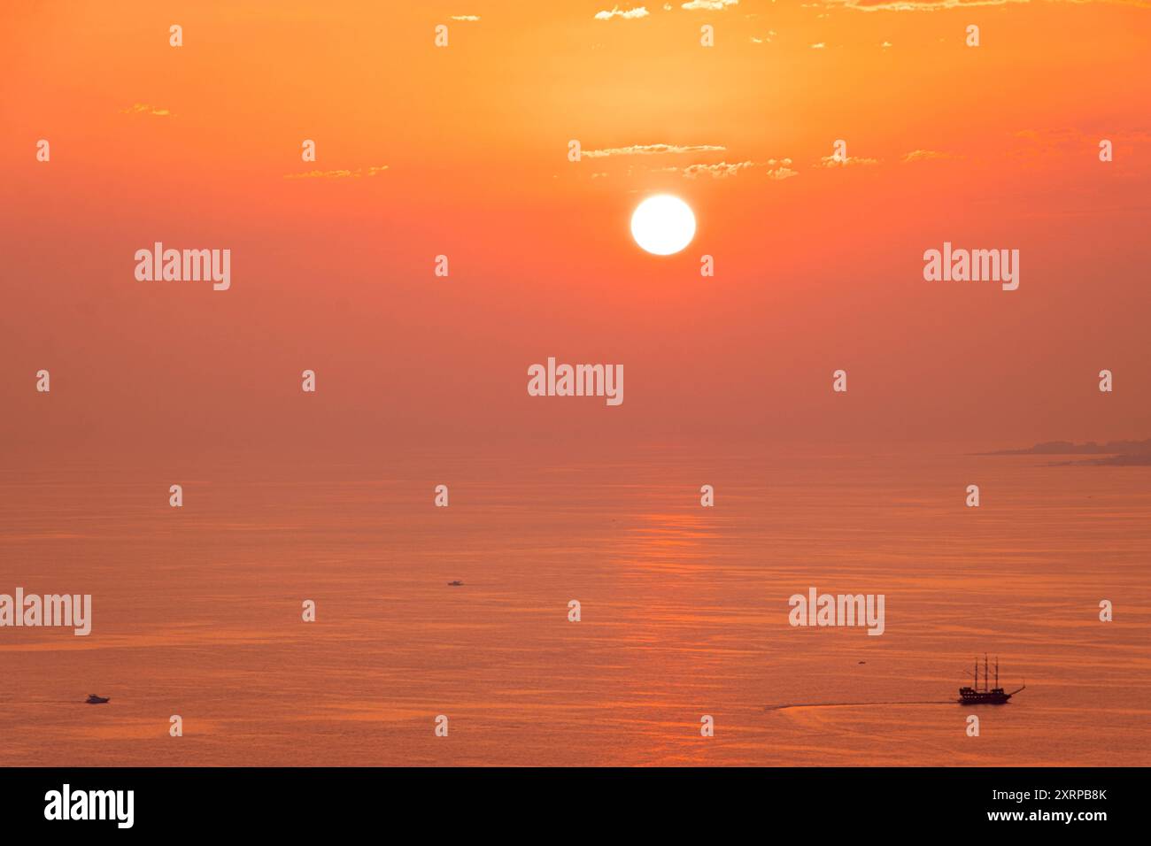 Sonnenuntergang an der Türkischen Riviera Beim Blick von der Burg von Alanya fällt die orange-rote Abensonne am Horizont an der türkischen Riviera ins Meer. Alanya Antalya Türkei *** coucher de soleil sur la Riviera turque en regardant vers le bas depuis le château d'Alanya, le soleil du soir rouge orangé tombe dans la mer à l'horizon sur la Riviera turque alanya antalya Turquie 2024-08-10_tuerkei_alanya_sonnenuntergang_03 Banque D'Images