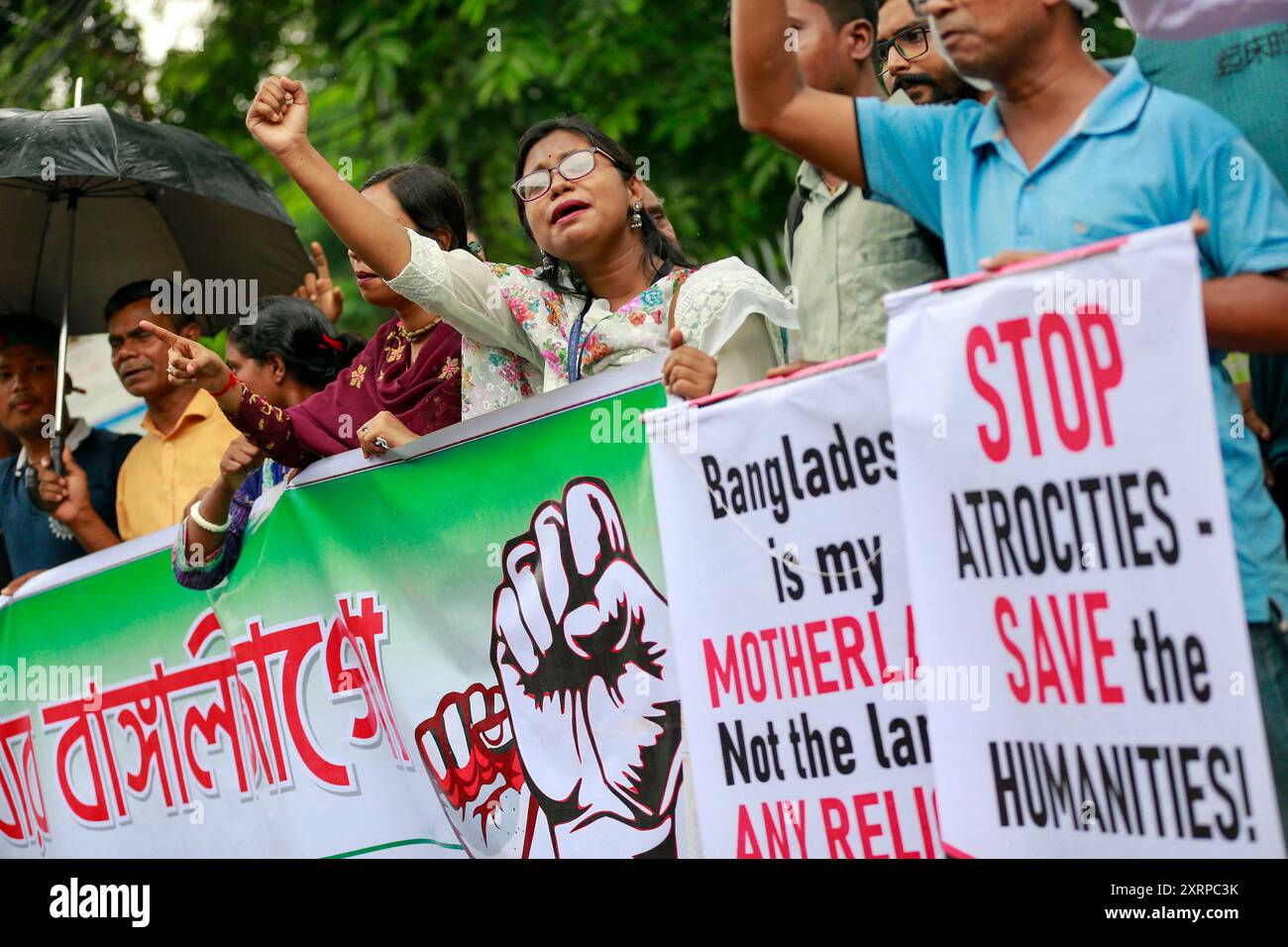 Dhaka, Bangladesh. 11 août 2024. Les membres de la communauté hindoue du Bangladesh se rassemblent pour protester contre les attaques contre les maisons, les temples, les magasins et diverses parties du pays hindous après la démission de l'ancien premier ministre Sheikh Hasina et sa fuite du pays au milieu de violentes manifestations contre le système de quotas d'emploi du gouvernement, à Dhaka, Bangladesh, le 11 août 2024. Photo de Suvra Kanti Das/ABACAPRESS. COM Credit : Abaca Press/Alamy Live News Banque D'Images