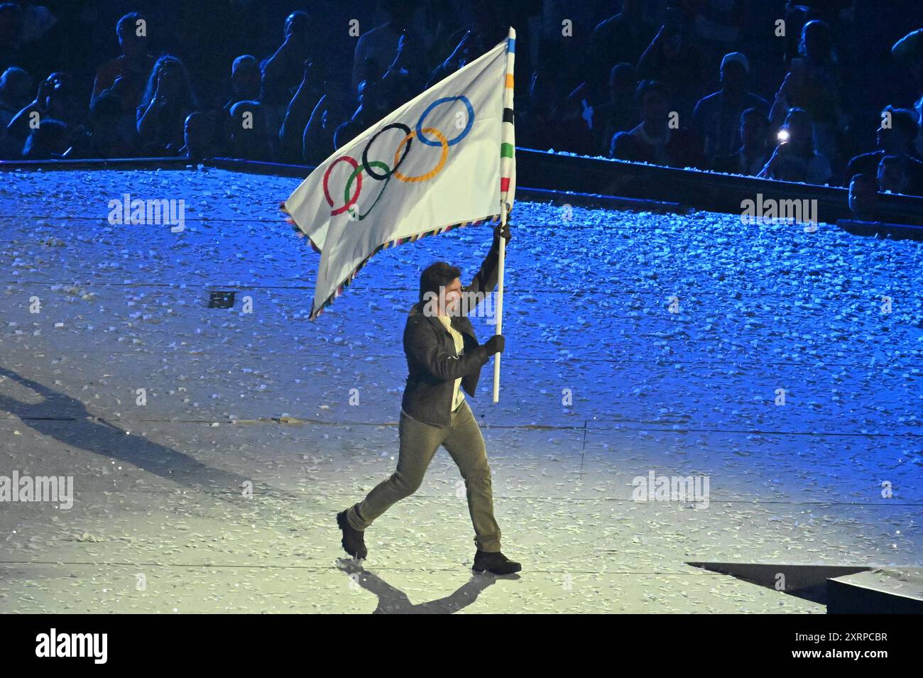 Paris, États-Unis. 11 août 2024. Tom Cruise a pris le drapeau olympique, l'a fixé à une moto et a conduit hors du stade à travers une foule d'athlètes lors de la cérémonie de clôture des Jeux olympiques d'été de Paris 2024 au stade de France, le 11 août 2024, à Paris. Los Angeles accueillera les Jeux en 2028. (Photo par Anthony Behar/Sipa USA) crédit : Sipa USA/Alamy Live News Banque D'Images