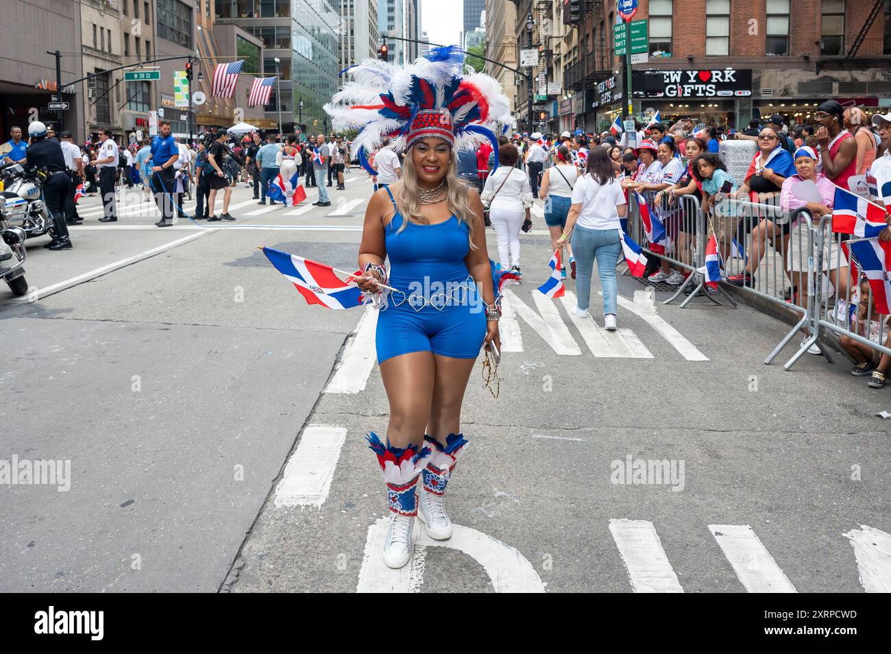 New York, États-Unis. 11 août 2024. NEW YORK, NEW YORK - 11 AOÛT : un participant pose au défilé de la fête dominicaine sur la 6e Avenue le 11 août 2024 à New York. Le défilé de la fête nationale dominicaine a célébré 42 ans de marche sur la Sixième Avenue à Manhattan. Le défilé célèbre la culture dominicaine, le folklore et les traditions. Crédit : Ron Adar/Alamy Live News Banque D'Images