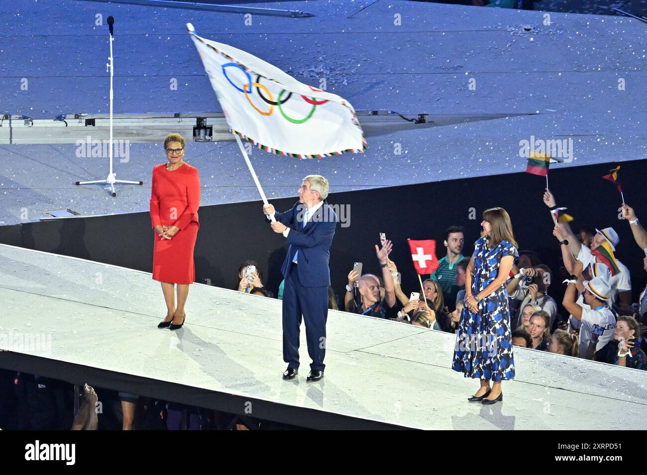 Paris, États-Unis. 11 août 2024. Thomas Bach (C), président du Comité International Olympique, agite le drapeau olympique aux côtés d'Anne Hidalgo, maire de Paris (R), et Karen Bass, maire de Los Angeles (G) lors de la cérémonie de clôture des Jeux Olympiques d'été de Paris 2024 au stade de France, le 11 août 2024, Paris, France. (Photo par Anthony Behar/Sipa USA) crédit : Sipa USA/Alamy Live News Banque D'Images