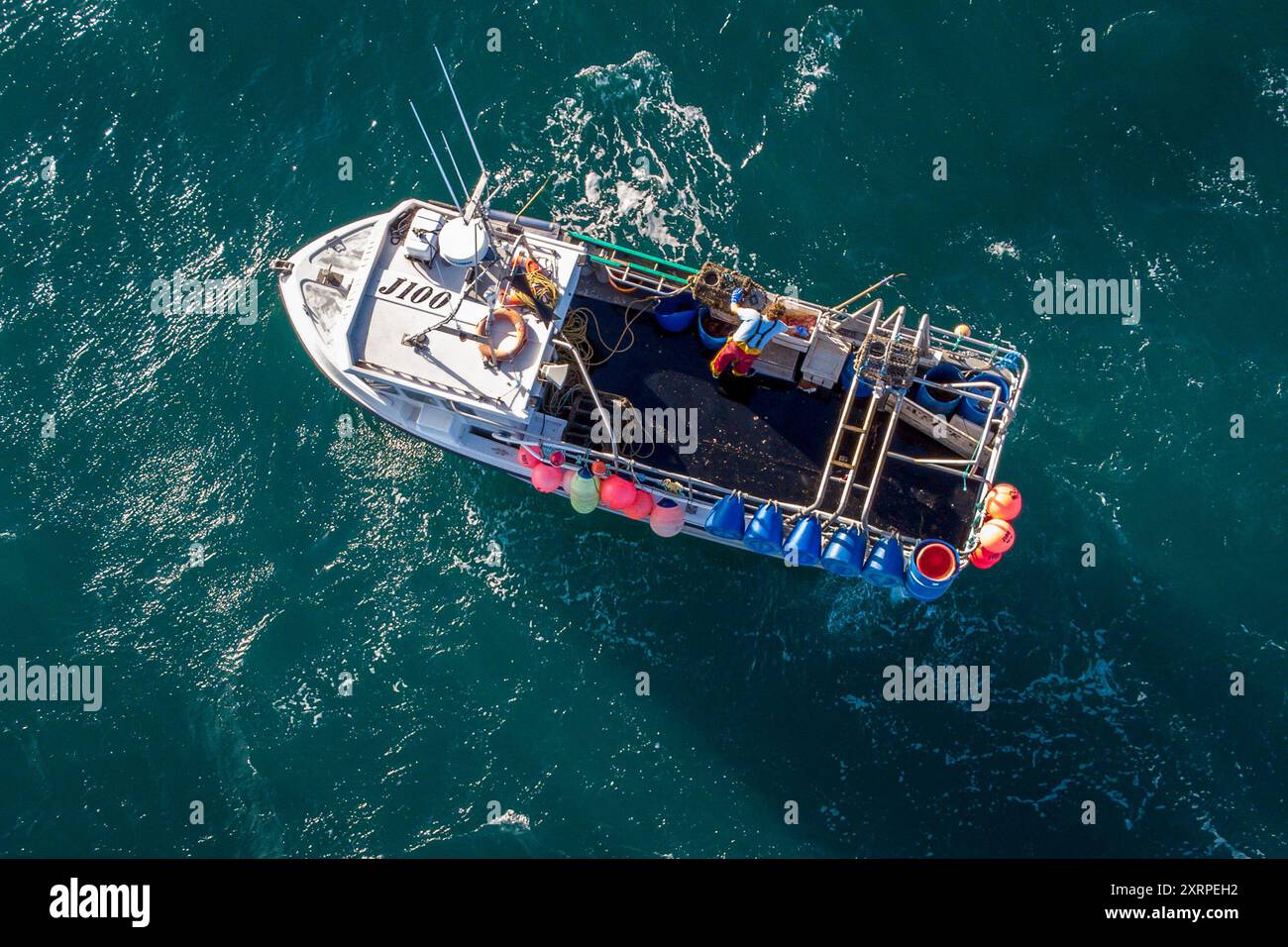 Photo de fichier non datée d'un pêcheur débarquant sa prise. L'introduction de mesures visant à prévenir les activités «dommageables» dans de nombreuses zones marines protégées (AMP) d'Écosse est «au point mort», ont affirmé les défenseurs de l'environnement. Alors que les groupes verts ont célébré la désignation de 32 AMP par le gouvernement écossais il y a dix ans en août 2014, les militants ont déclaré que seulement environ la moitié de ces zones initiales bénéficiaient actuellement d'une « protection contre les activités de pêche dommageables ». Date d'émission : lundi 12 août 2024. Banque D'Images