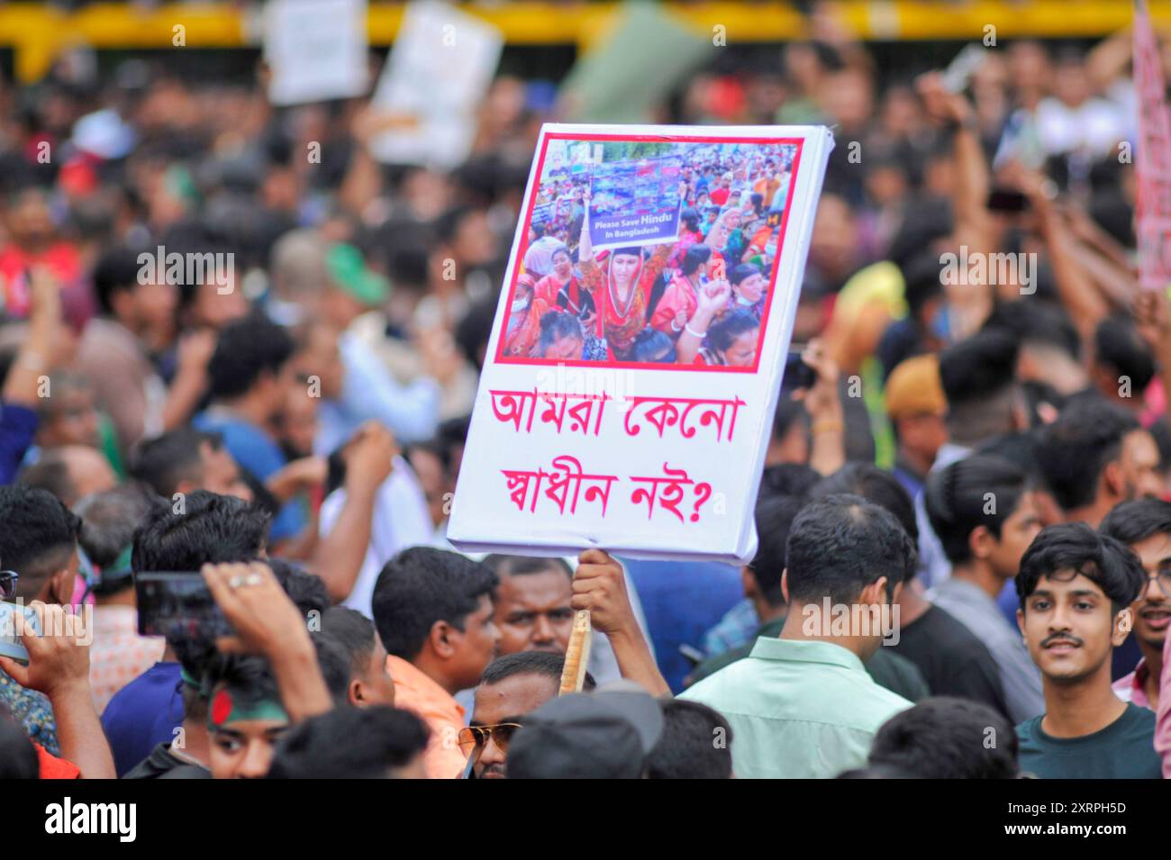 Sylhet, Bangladesh. 11 août 2024. Les membres de la communauté hindoue bangladaise se rassemblent pour protester contre les attaques contre les maisons, temples et magasins hindous dans diverses parties du pays après la démission de l'ancien premier ministre Sheikh Hasina et sa fuite du pays au milieu de violentes manifestations contre le système de quotas d'emploi du gouvernement. La procession a commencé dans les locaux de l'organisation religieuse ISKCON et s'est terminée dans les locaux centraux de Sylhet Shaheed Minar. Banque D'Images