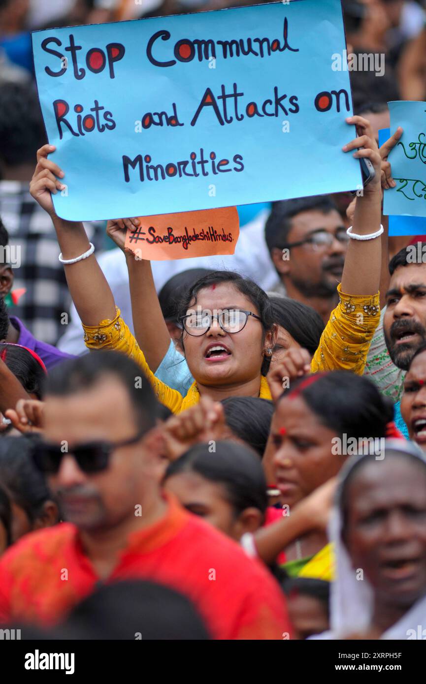 Sylhet, Bangladesh. 11 août 2024. Les membres de la communauté hindoue bangladaise se rassemblent pour protester contre les attaques contre les maisons, temples et magasins hindous dans diverses parties du pays après la démission de l'ancien premier ministre Sheikh Hasina et sa fuite du pays au milieu de violentes manifestations contre le système de quotas d'emploi du gouvernement. La procession a commencé dans les locaux de l'organisation religieuse ISKCON et s'est terminée dans les locaux centraux de Sylhet Shaheed Minar. Banque D'Images