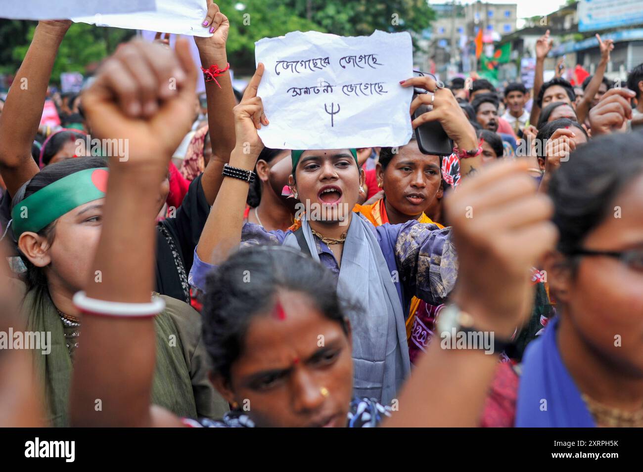 Sylhet, Bangladesh. 11 août 2024. Les membres de la communauté hindoue bangladaise se rassemblent pour protester contre les attaques contre les maisons, temples et magasins hindous dans diverses parties du pays après la démission de l'ancien premier ministre Sheikh Hasina et sa fuite du pays au milieu de violentes manifestations contre le système de quotas d'emploi du gouvernement. La procession a commencé dans les locaux de l'organisation religieuse ISKCON et s'est terminée dans les locaux centraux de Sylhet Shaheed Minar. Banque D'Images