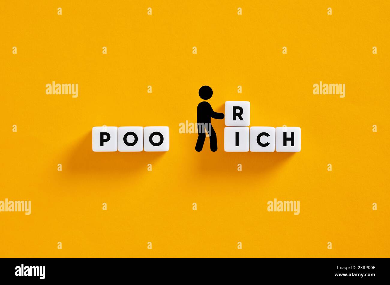 Image conceptuelle d'un stickman changeant le mot pauvre en riche en déplaçant un cube, représentant le concept de mobilité sociale et de croissance financière. Banque D'Images