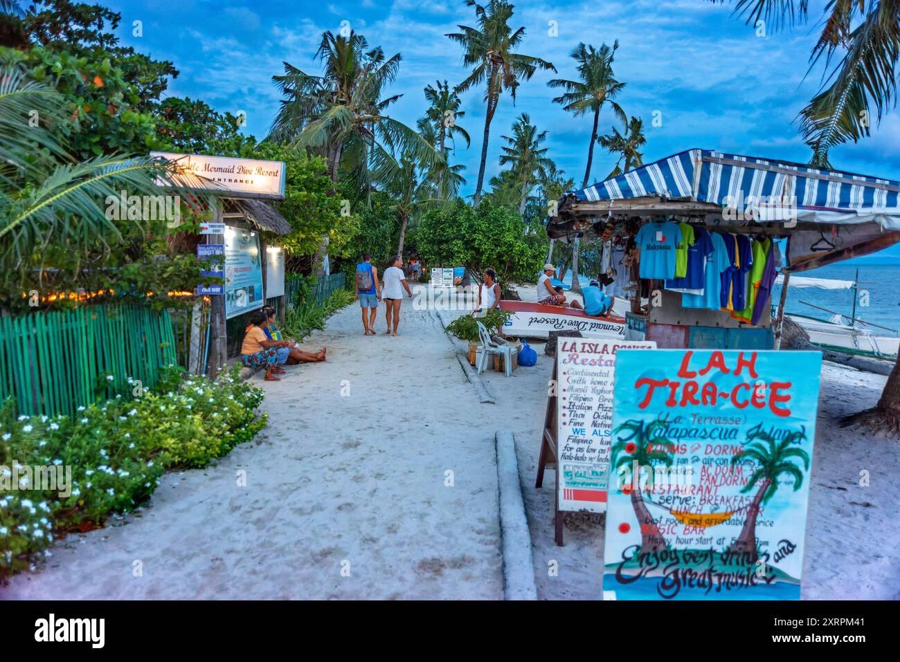 Hôtels restaurants et magasins à Bounty Beach, île de Malapascua, Cebu, Philippines plage de Bounty île de Malapascua Cebu Philippines Visayan Sea Sun su Banque D'Images