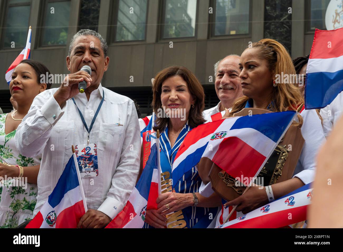 New York, États-Unis. 11 août 2024. Le Rep. Adriano Espaillat prend la parole lors d’une cérémonie de découpe du ruban pour le défilé de la fête dominicaine sur la 6ème Avenue. Le défilé de la fête nationale dominicaine a célébré 42 ans de marche sur la Sixième Avenue à Manhattan. Le défilé célèbre la culture dominicaine, le folklore et les traditions. (Photo de Ron Adar/SOPA images/SIPA USA) crédit : SIPA USA/Alamy Live News Banque D'Images