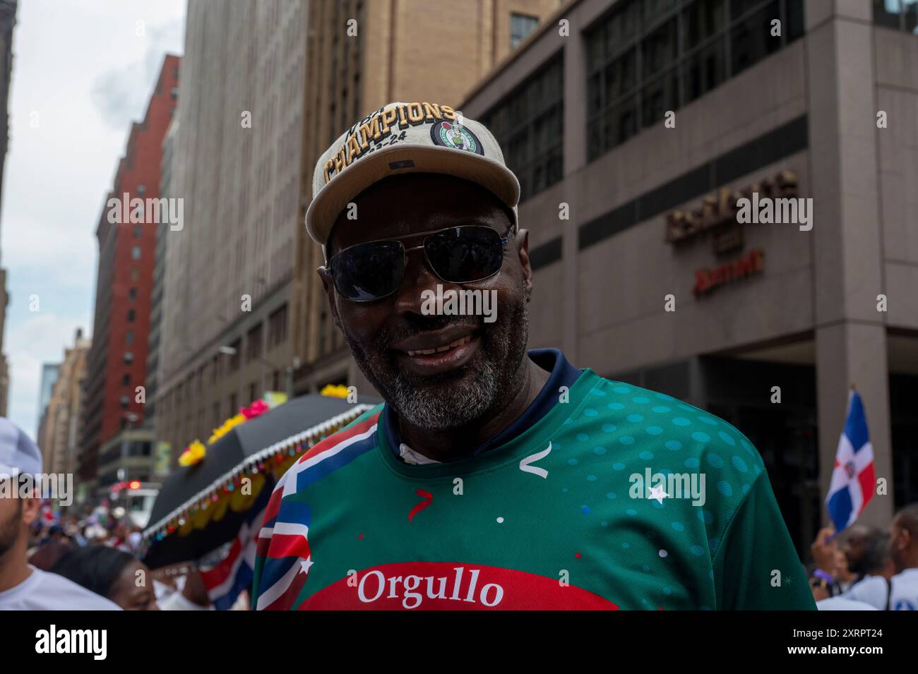 New York, États-Unis. 11 août 2024. Un participant pose au défilé de la fête dominicaine sur la 6e Avenue. Le défilé de la fête nationale dominicaine a célébré 42 ans de marche sur la Sixième Avenue à Manhattan. Le défilé célèbre la culture dominicaine, le folklore et les traditions. (Photo de Ron Adar/SOPA images/SIPA USA) crédit : SIPA USA/Alamy Live News Banque D'Images