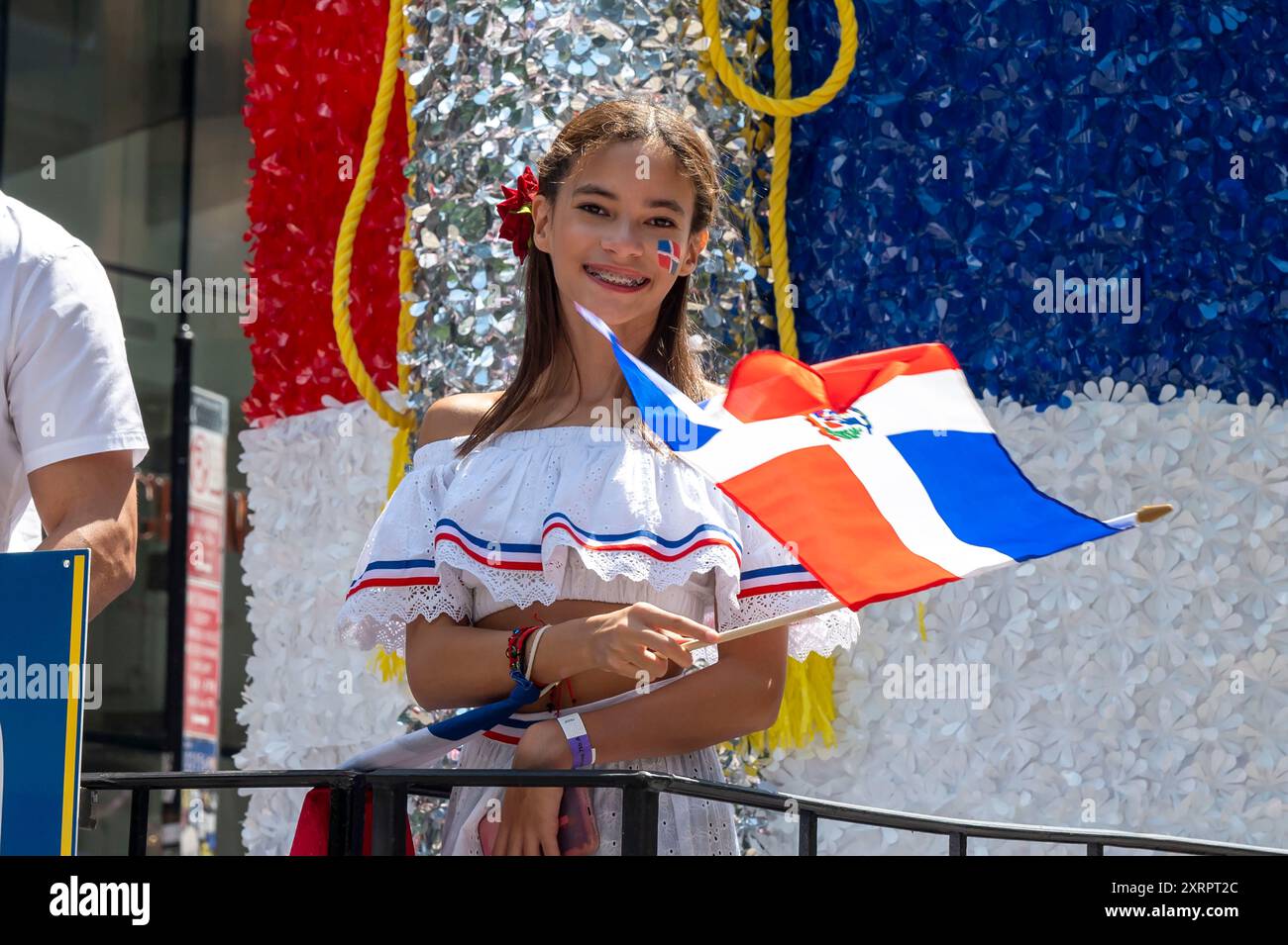 New York, États-Unis. 11 août 2024. Une fille portant des vêtements traditionnels monte un char à la parade de la fête dominicaine sur la 6ème Avenue. Le défilé de la fête nationale dominicaine a célébré 42 ans de marche sur la Sixième Avenue à Manhattan. Le défilé célèbre la culture dominicaine, le folklore et les traditions. (Photo de Ron Adar/SOPA images/SIPA USA) crédit : SIPA USA/Alamy Live News Banque D'Images