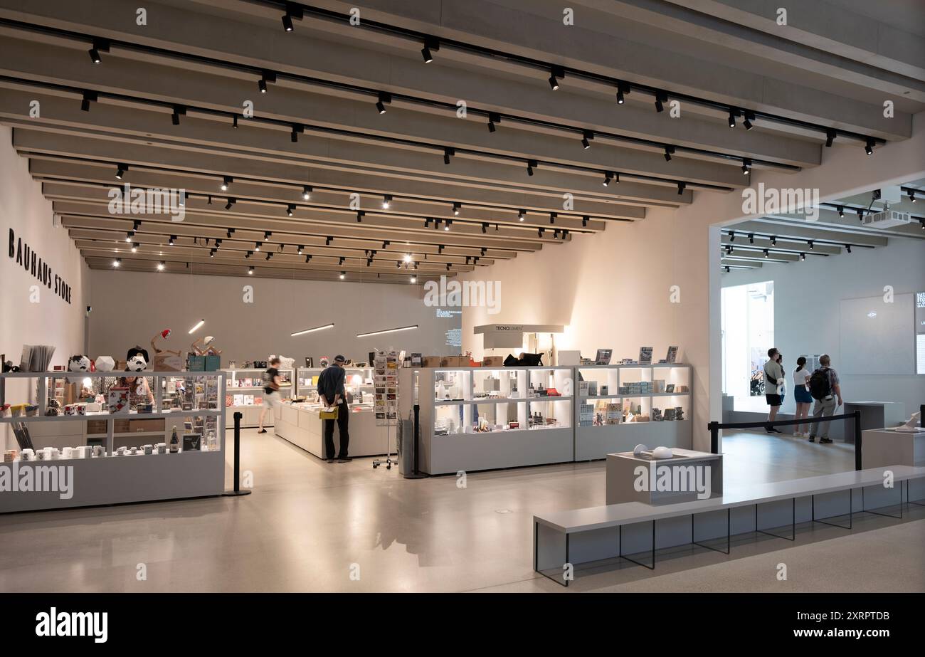 Boutique du Musée Bauhaus intérieur, dédié à l'académie d'art allemande avec des trésors de la plus ancienne collection Bauhaus au monde Banque D'Images