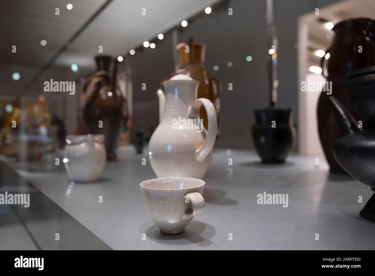 Musée intérieur du Bauhaus, dédié à l'académie d'art allemande avec des trésors de la plus ancienne collection Bauhaus au monde. Céramique et verrerie Banque D'Images